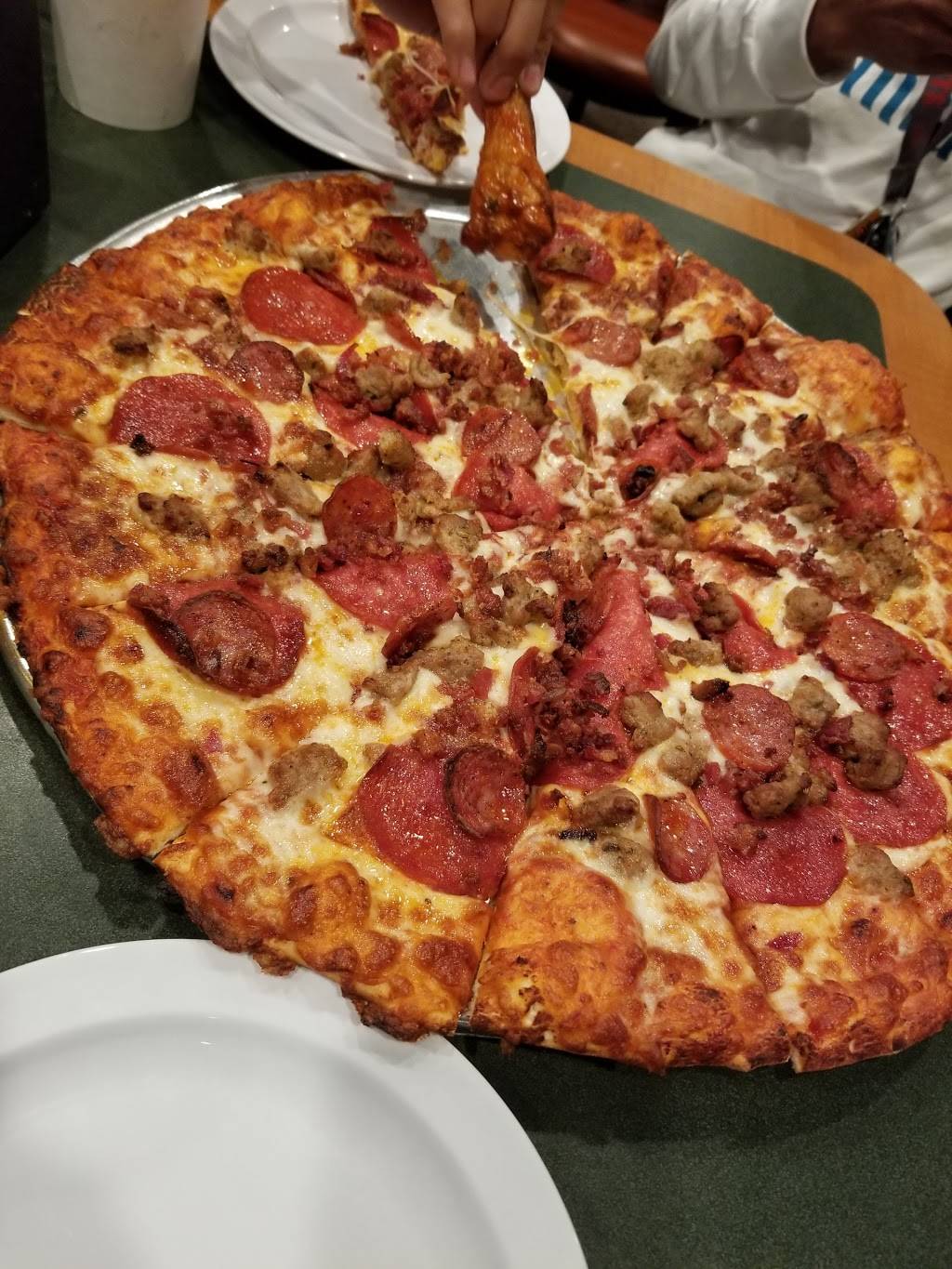 Round Table Pizza | meal delivery | 15002 Summit Ave, Fontana, CA 92336, USA | 9094636500 OR +1 909-463-6500