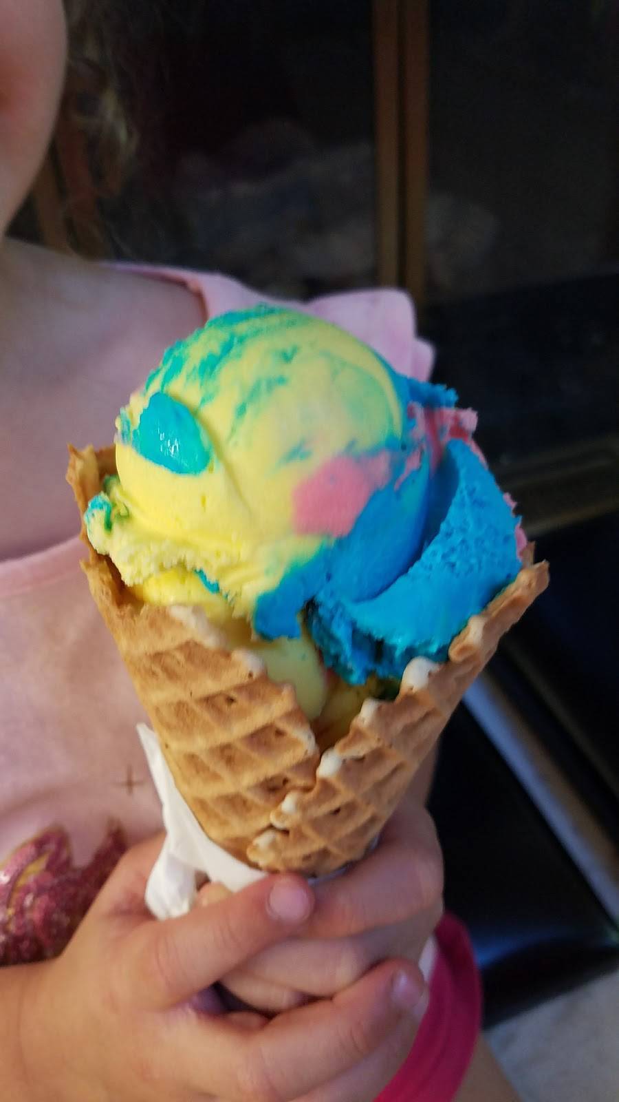 Scoopers - Ice Cream | restaurant | E1209 County Q, Waupaca, WI 54981, USA | 7152586061 OR +1 715-258-6061