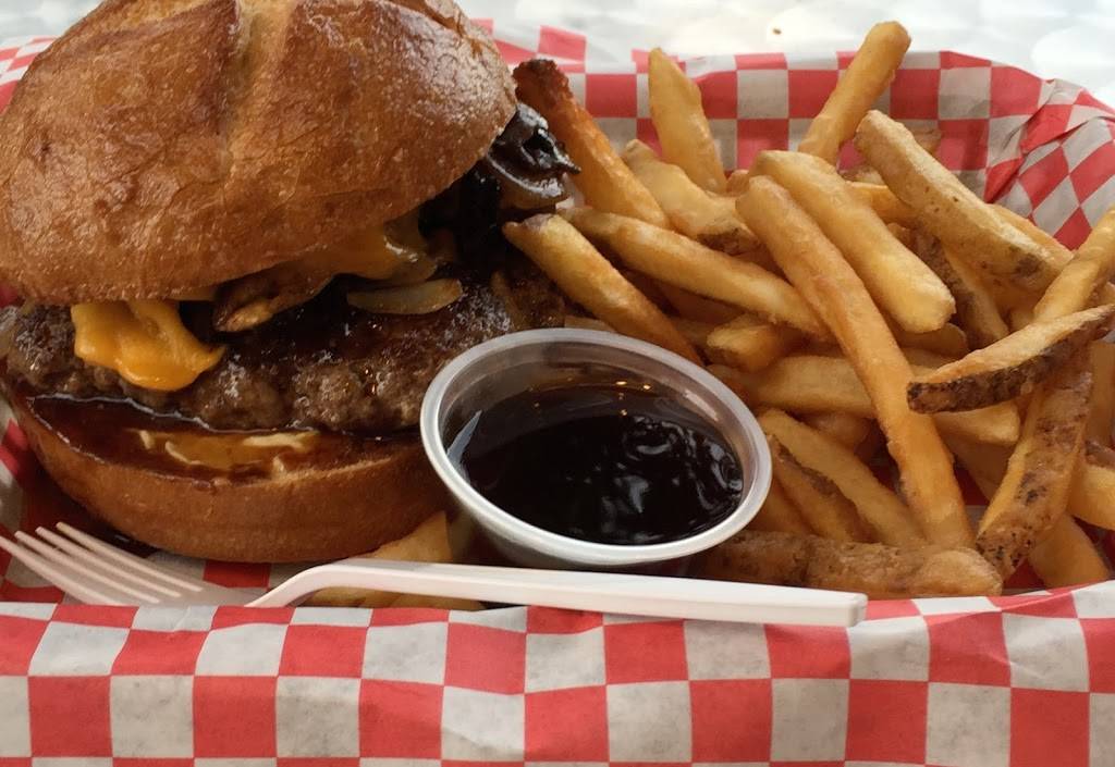 Phyllis Giant Burgers | restaurant | 8 E Blithedale Ave, Mill Valley, CA 94941, USA | 4153816010 OR +1 415-381-6010