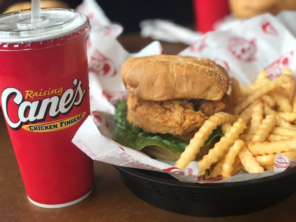 Raising Canes Chicken Fingers | meal takeaway | 2255 W Northwest Hwy, Dallas, TX 75220, USA | 2143537141 OR +1 214-353-7141