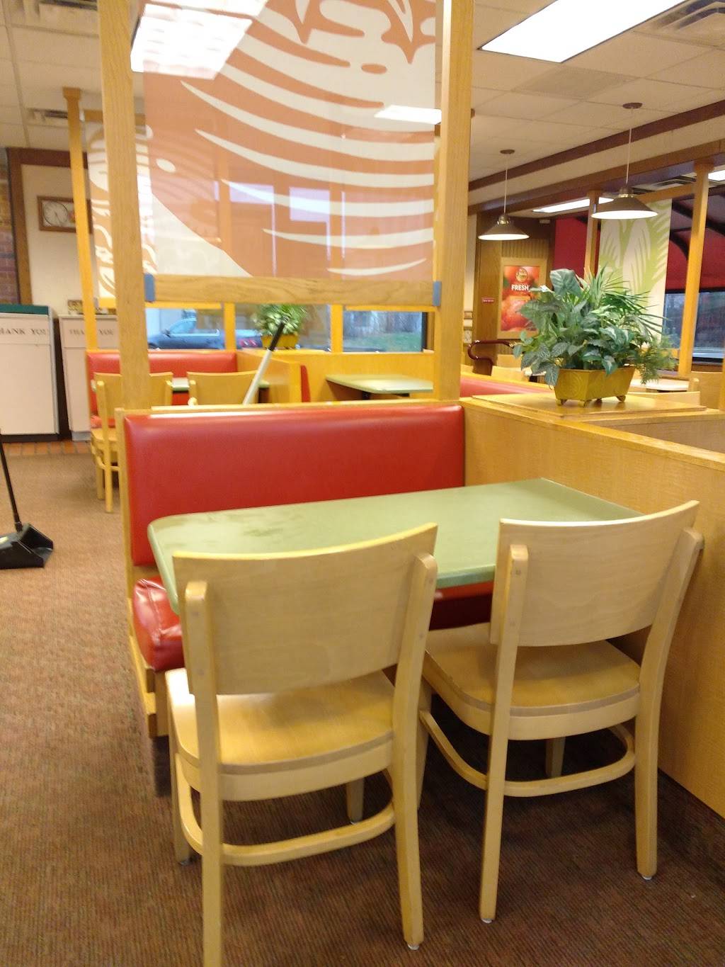 Wendys | restaurant | 801 N Lake St, Aurora, IL 60506, USA | 6308976553 OR +1 630-897-6553