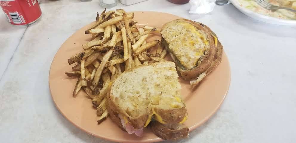 Tinas Diner | restaurant | 346 California St, Maricopa, CA 93252, USA | 6617699495 OR +1 661-769-9495