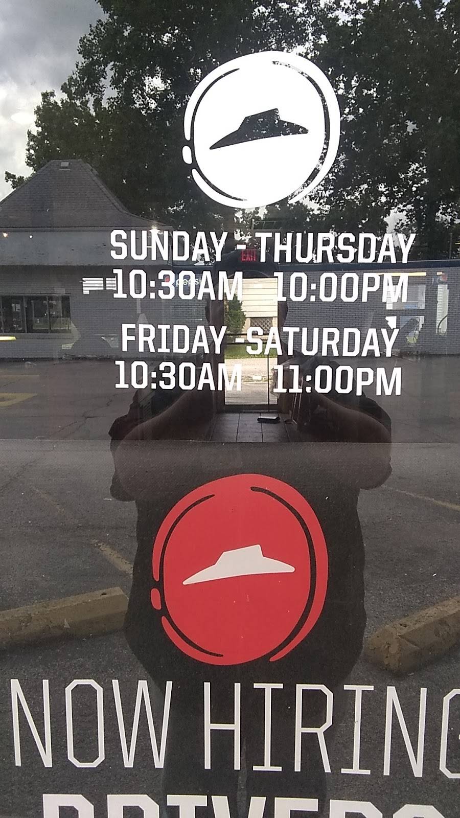 Pizza Hut | meal takeaway | 735 W Broadway, Centralia, IL 62801, USA | 6185322782 OR +1 618-532-2782