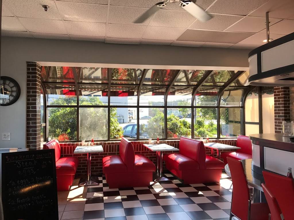 Grecian Diner | restaurant | 136 Newbury St, Peabody, MA 01960, USA | 9788545990 OR +1 978-854-5990