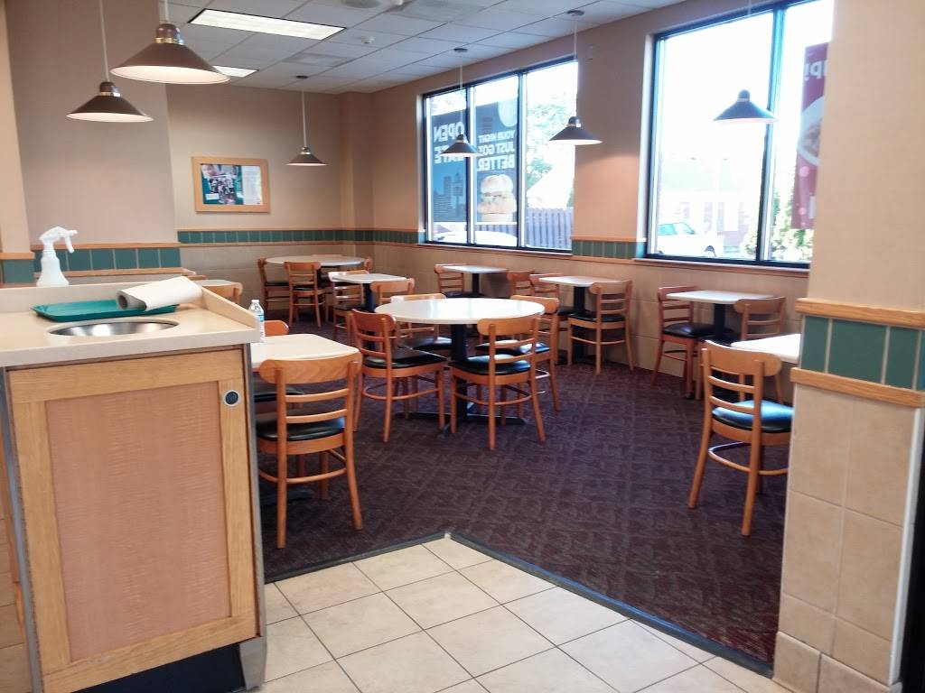 Wendys | restaurant | 820 Richmond Rd, Richmond Heights, OH 44143, USA | 2165863954 OR +1 216-586-3954