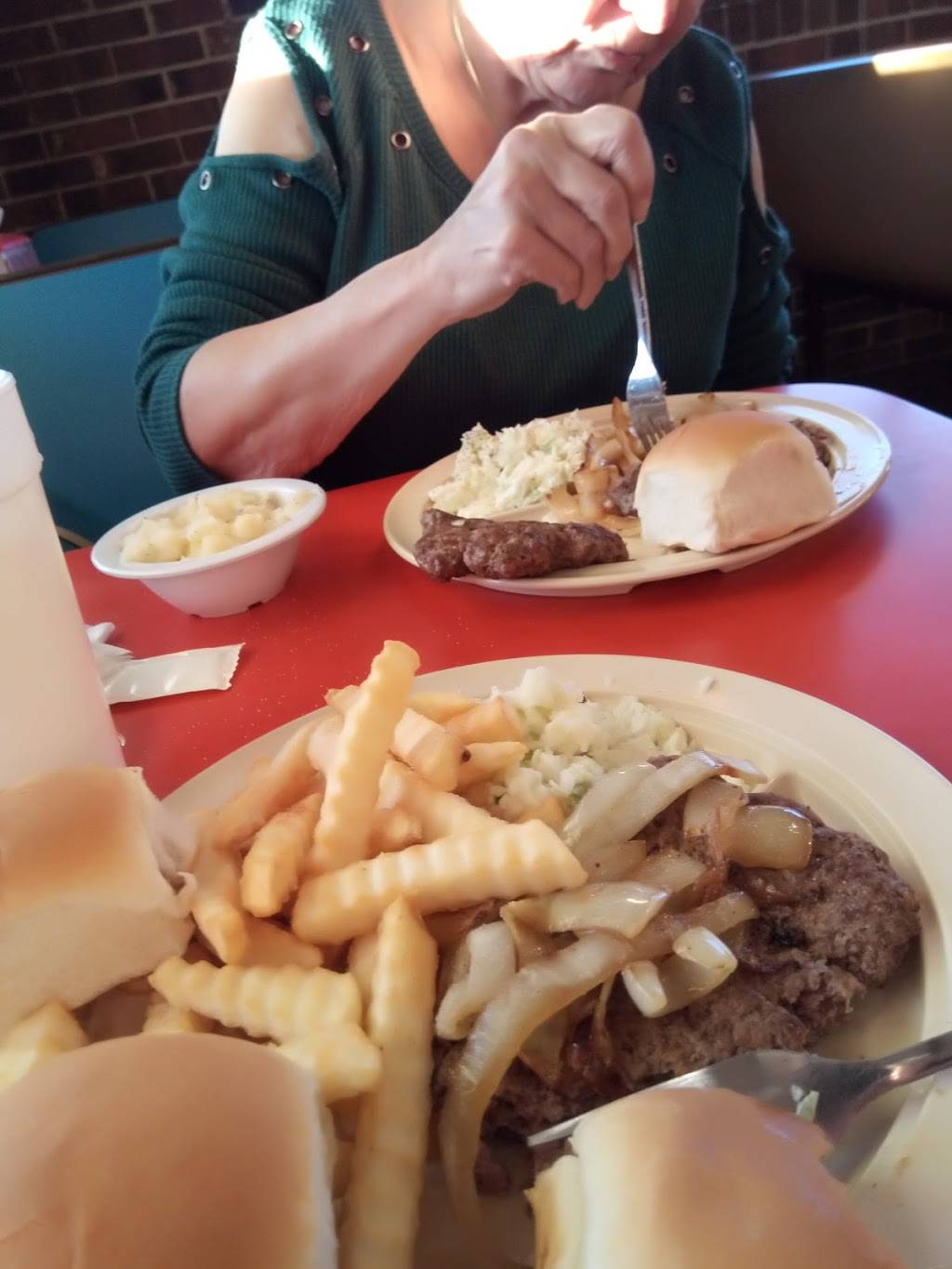 Red Rooster | restaurant | 9334, 242 Battleground Rd, Cowpens, SC 29330, USA | 8644634057 OR +1 864-463-4057