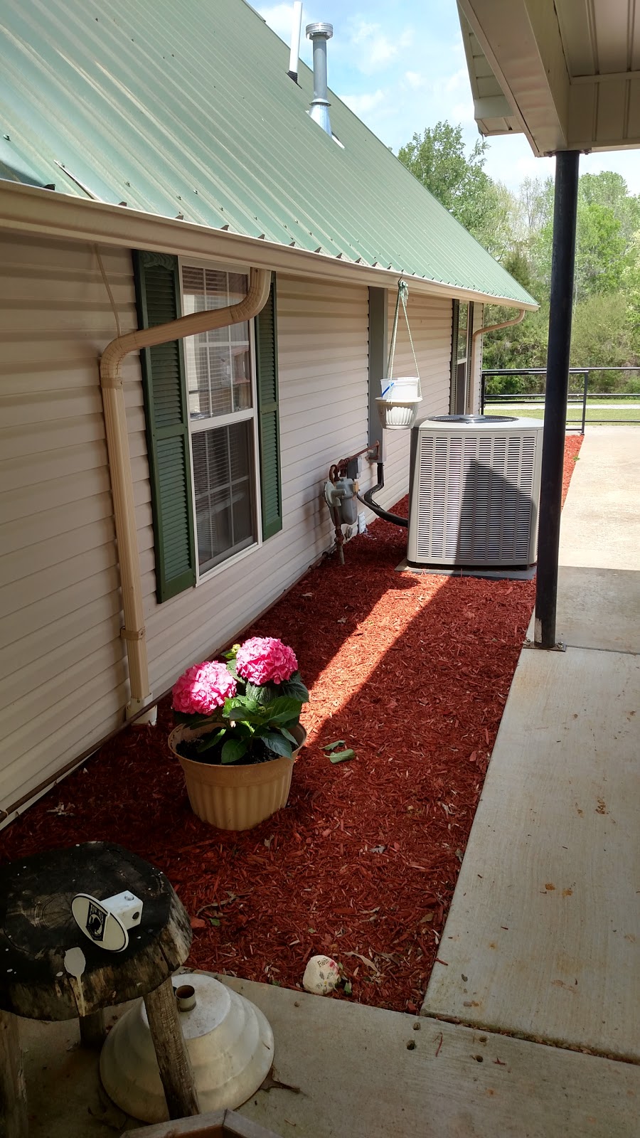 Miss Annies Beer Garden | restaurant | 3926 US-43, St Joseph, TN 38481, USA | 9318454949 OR +1 931-845-4949