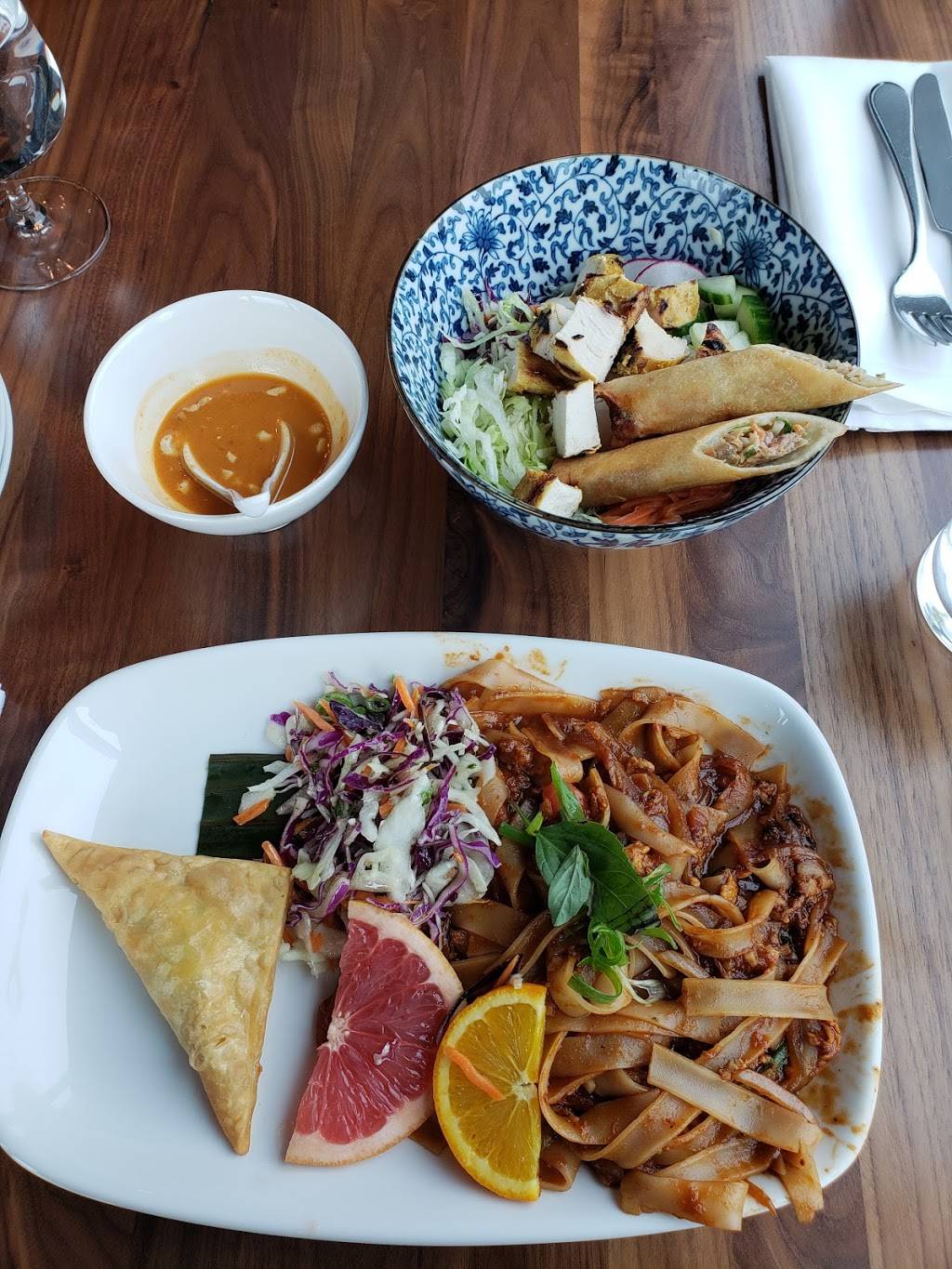 Lat14 Asian Eatery | restaurant | 8815 7th Ave N, Golden Valley, MN 55427, USA | 7634007910 OR +1 763-400-7910