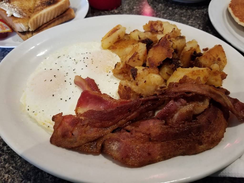 Big Top Family Restaurant | restaurant | 754 Main St E, Hamilton, ON L8M 1L1, Canada | 9055491754 OR +1 905-549-1754