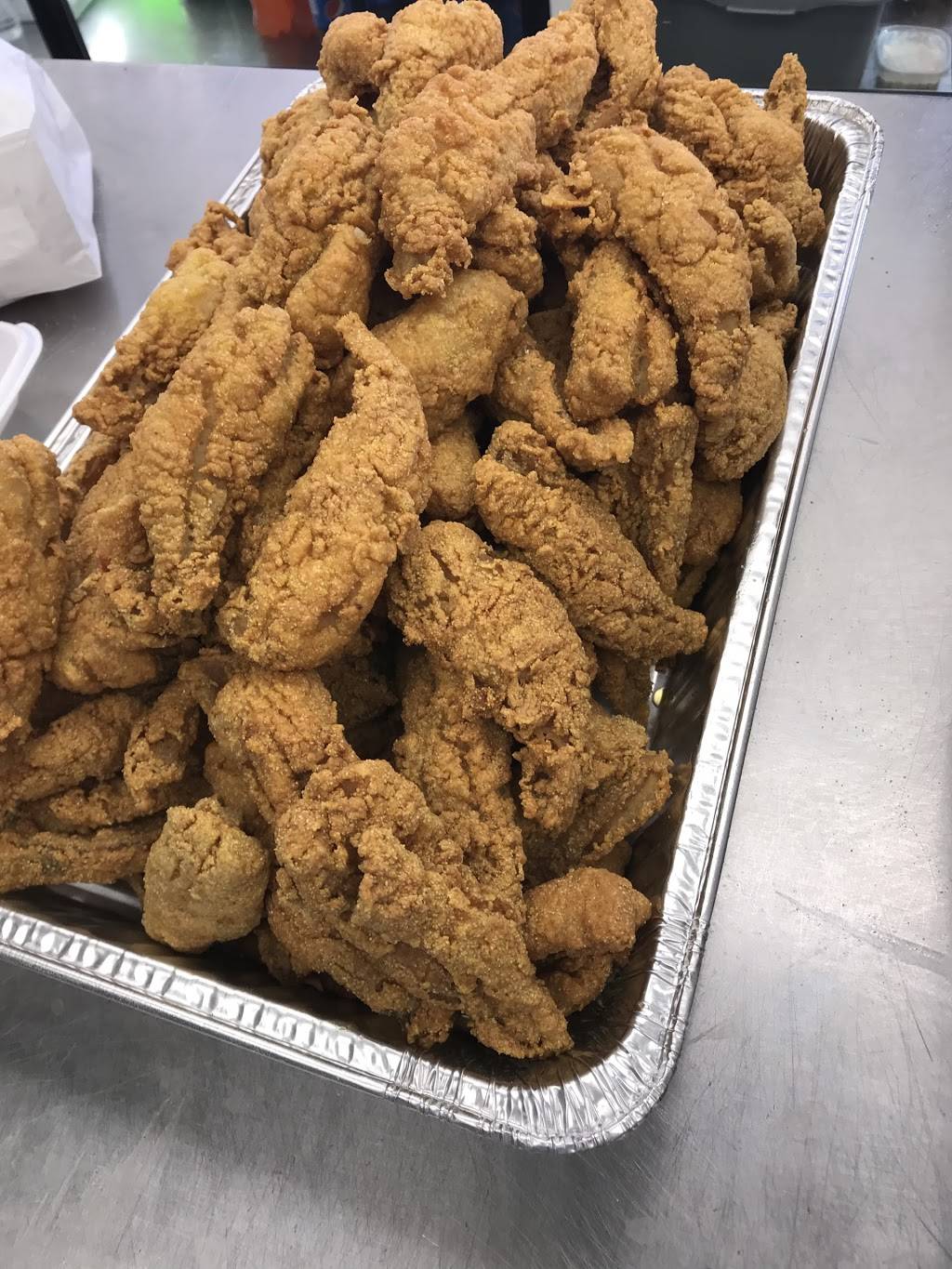 Sharks Fish & Chicken | restaurant | 956 E 162nd St, South Holland, IL 60473, USA | 7085961400 OR +1 708-596-1400