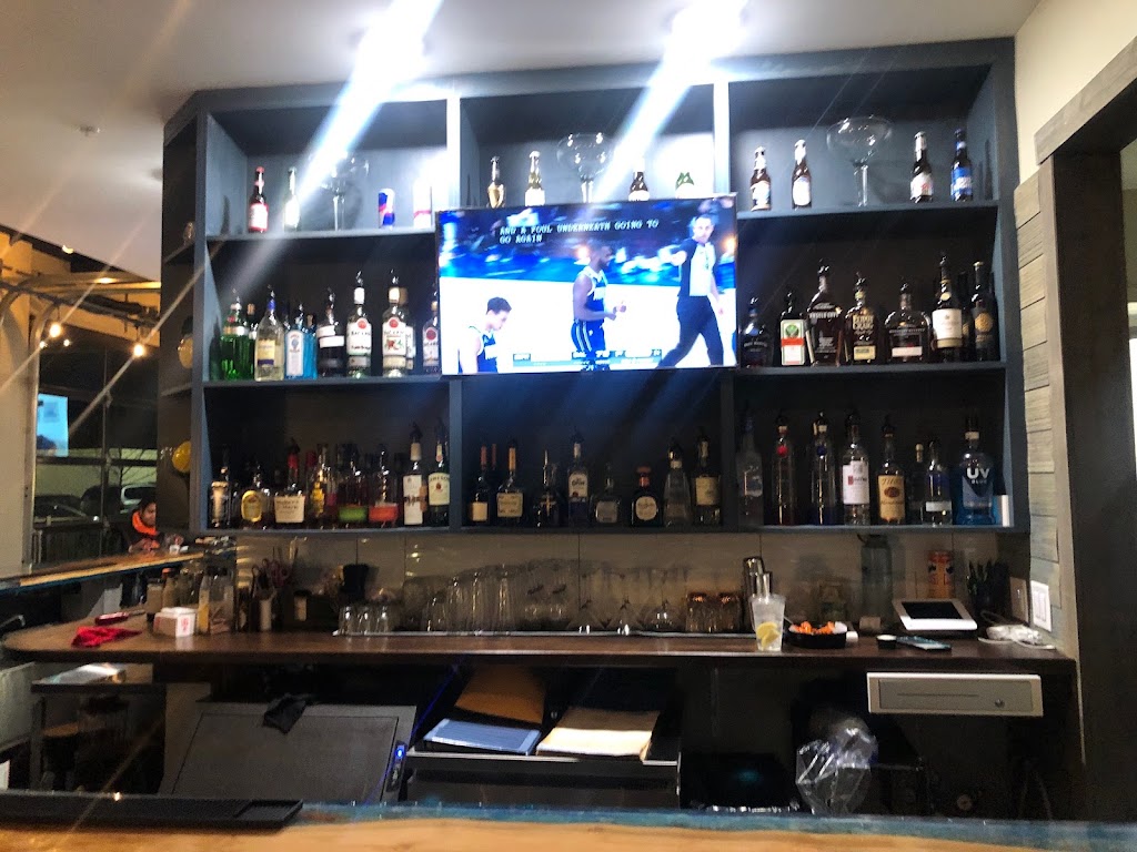 Waves Bar & Kitchen | restaurant | 828 E Long St, Columbus, OH 43203, USA | 6143354111 OR +1 614-335-4111