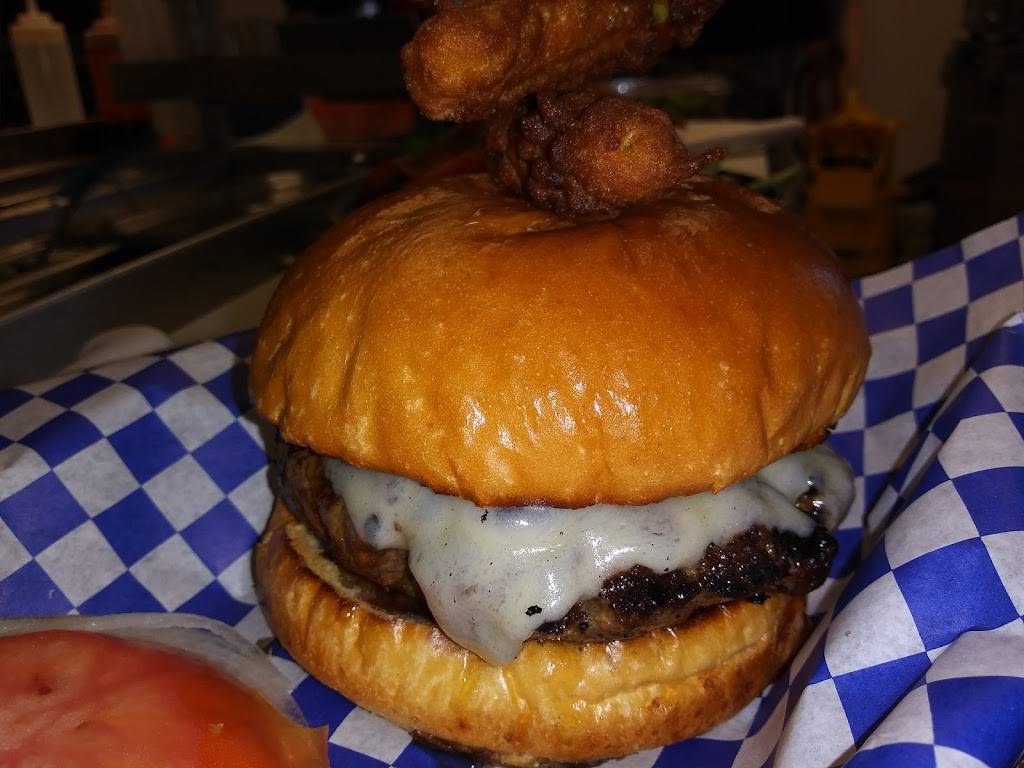 Hollywood Roadhouse | restaurant | 41480 US-45, Antioch, IL 60002, USA | 2247889919 OR +1 224-788-9919