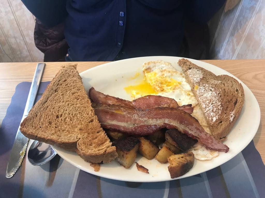 Moms Kitchen | restaurant | 29 Commercial St, Gloucester, MA 01930, USA | 9782824444 OR +1 978-282-4444