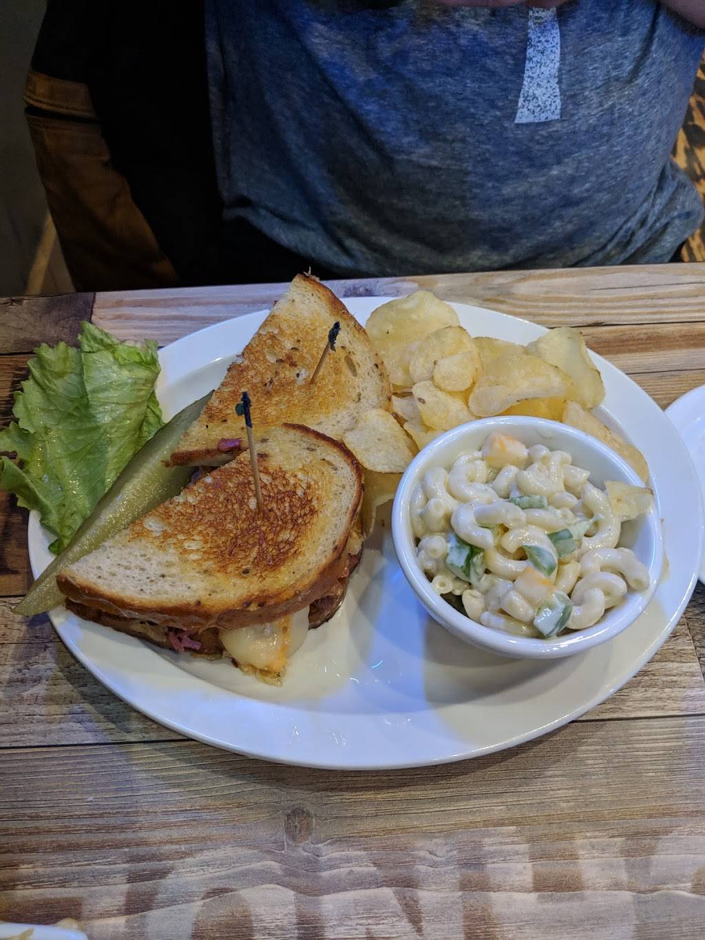 The Whiskey Barrel | restaurant | 325 E Main St, Galesburg, IL 61401, USA | 3092974531 OR +1 309-297-4531