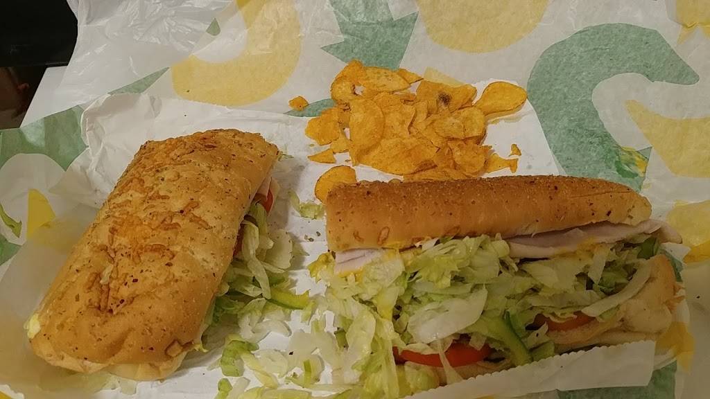 Subway | restaurant | 697 Queenston Rd, Hamilton, ON L8G 1A1, Canada | 9055603300 OR +1 905-560-3300