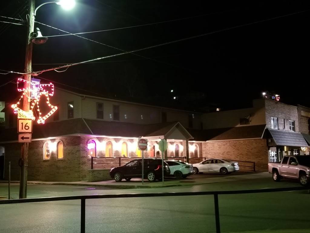 Rebel SmokeHouse and Burgers | restaurant | 200 Howard Ave, Mullens, WV 25882, USA | 3042944227 OR +1 304-294-4227