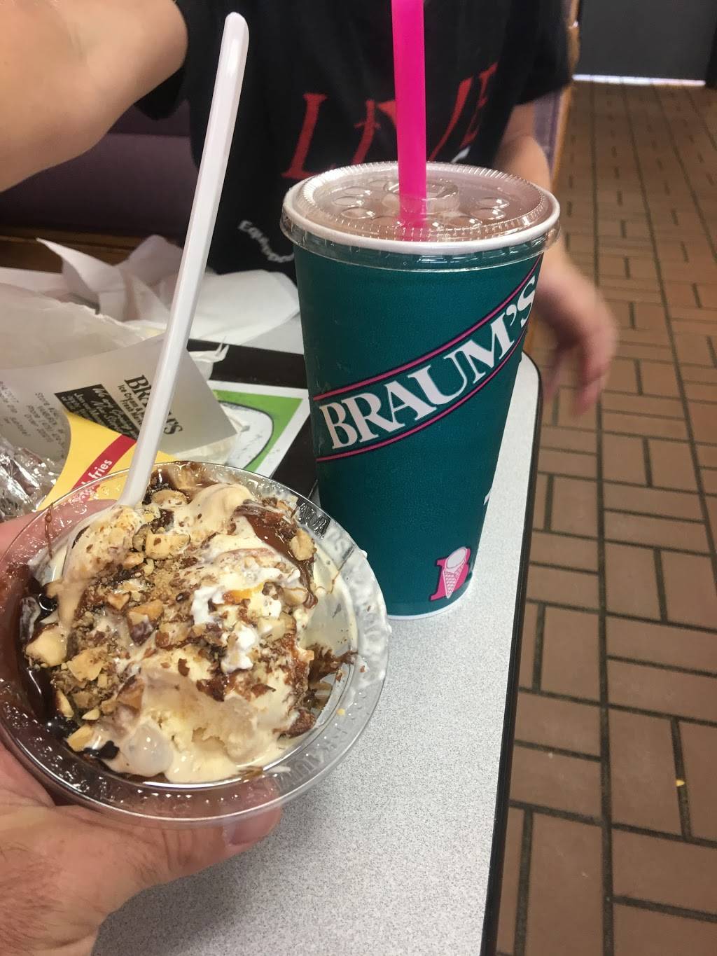 Braums Ice Cream & Burger Restaurant | restaurant | 1600 Fayetteville Rd, Van Buren, AR 72956, USA | 4794743030 OR +1 479-474-3030