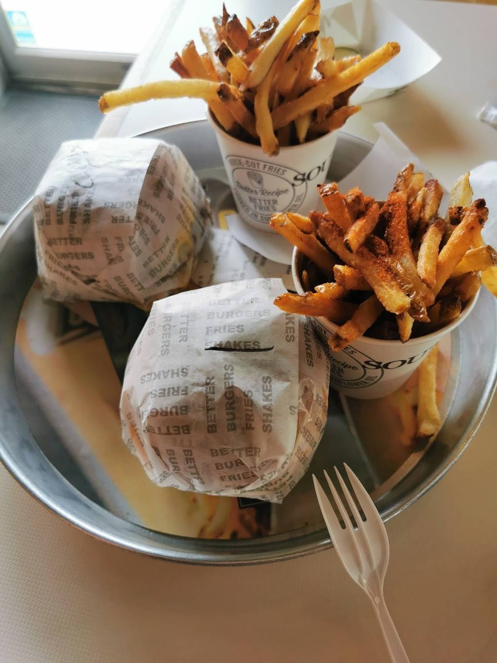 South St. Burger | restaurant | 3021 Argentia Rd, Mississauga, ON L5N 8P7, Canada | 9058244269 OR +1 905-824-4269