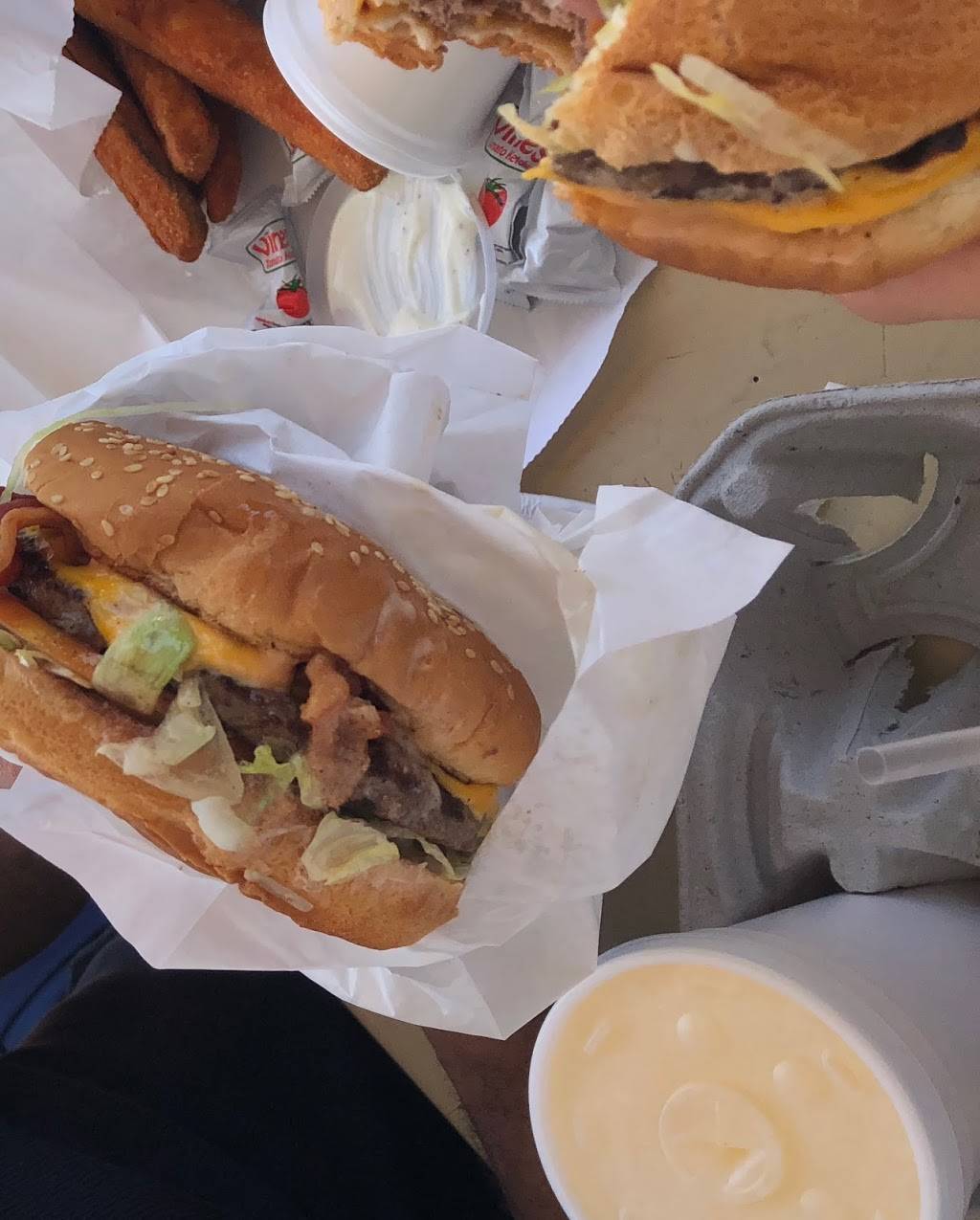 Steves Burgers | restaurant | 12640 Heacock St, Moreno Valley, CA 92553, USA | 9512430924 OR +1 951-243-0924