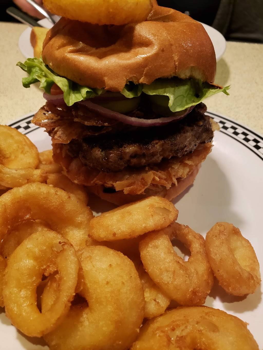 Melanie Pringles Restaurant | restaurant | 80 Thickson Rd S, Whitby, ON L1N 7T2, Canada | 9054301959 OR +1 905-430-1959