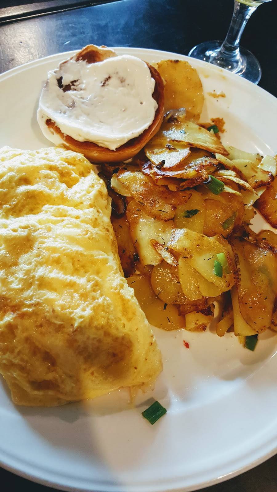 Buds Seafood Grille | restaurant | 314 Lincoln Center, Stockton, CA 95207, USA | 2099560270 OR +1 209-956-0270