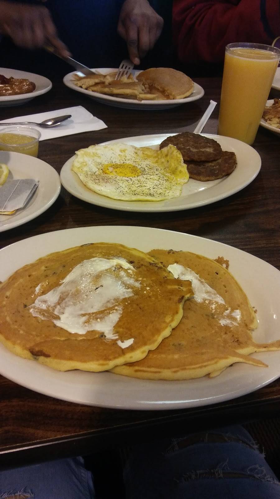 Chris Family Restaurant | restaurant | 84 Broadway Ave, Bedford, OH 44146, USA | 4407861007 OR +1 440-786-1007