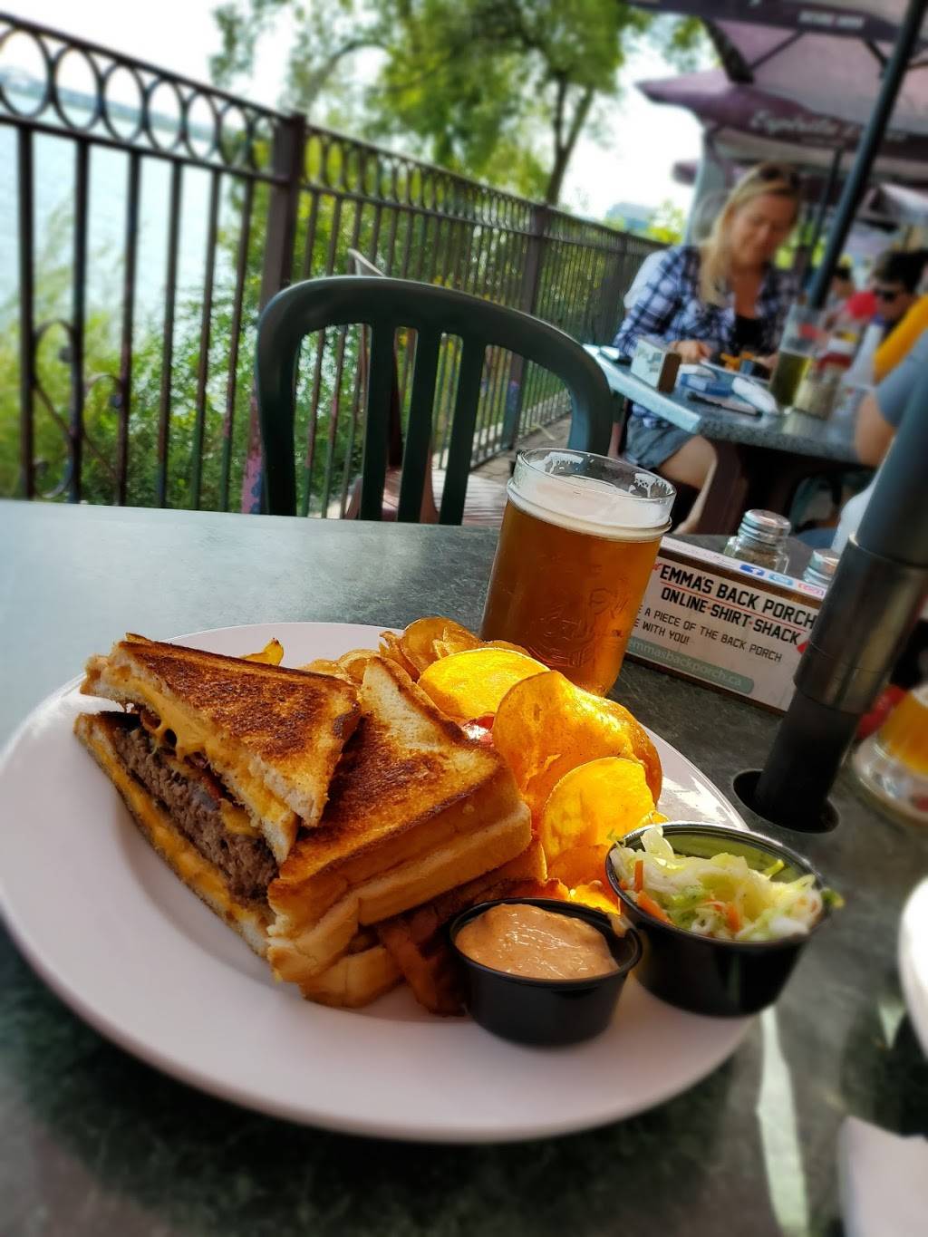 Emmas Back Porch & Water Street Cooker | restaurant | 2084 Old Lakeshore Rd, Burlington, ON L7R 1A3, Canada | 9056342084 OR +1 905-634-2084