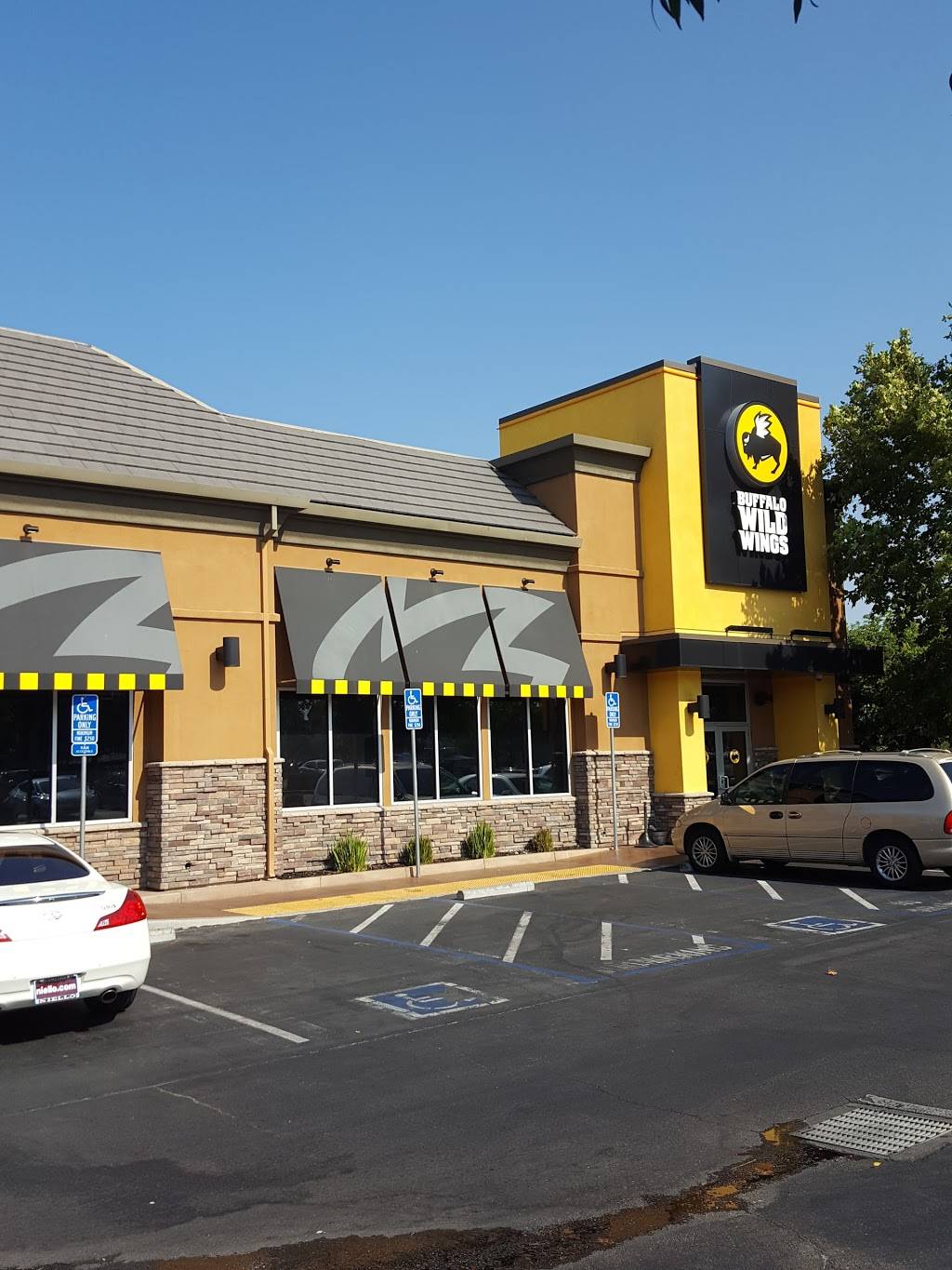 Buffalo Wild Wings | restaurant | 6051 Lone Tree Way, Brentwood, CA 94513, USA | 9252407481 OR +1 925-240-7481