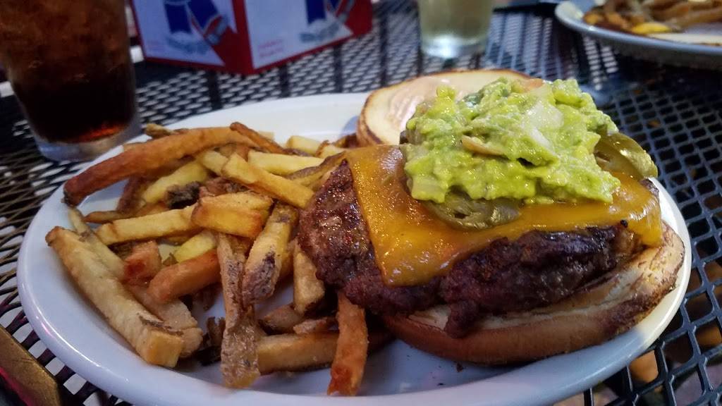 Gios Bar & Grill | restaurant | 4857 N Damen Ave, Chicago, IL 60625, USA | 7733340345 OR +1 773-334-0345