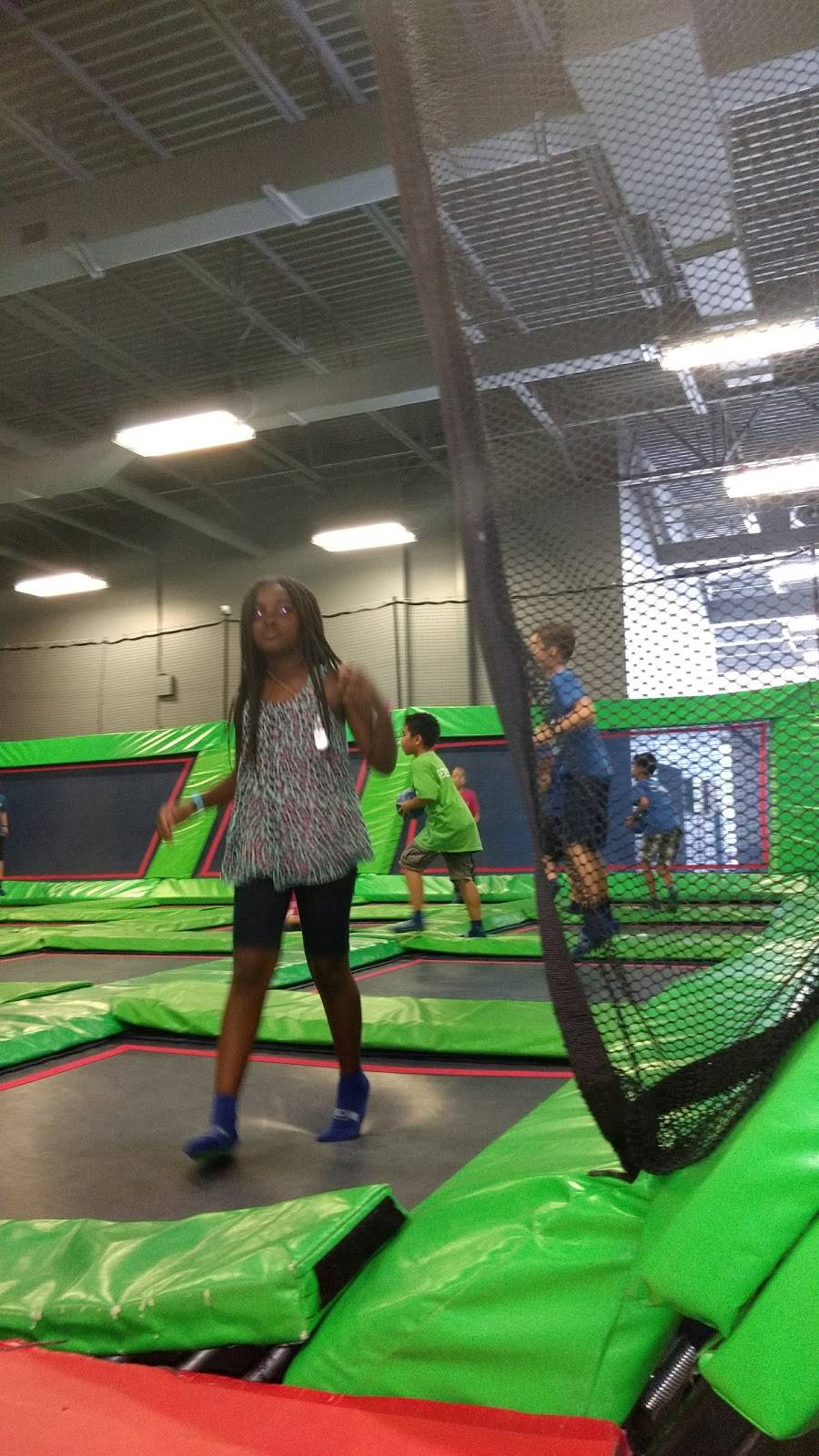 Bravoz Entertainment Center | restaurant | 14985 Old St Augustine Rd, Jacksonville, FL 32258, USA | 9043000070 OR +1 904-300-0070