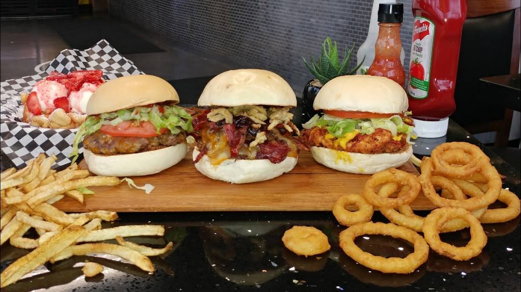 Mini Moes Burgers Fries and Funnel Cakes | restaurant | 1961 Lawrence Ave E #1, Scarborough, ON M1R 2Y8, Canada | 6473516637 OR +1 647-351-6637