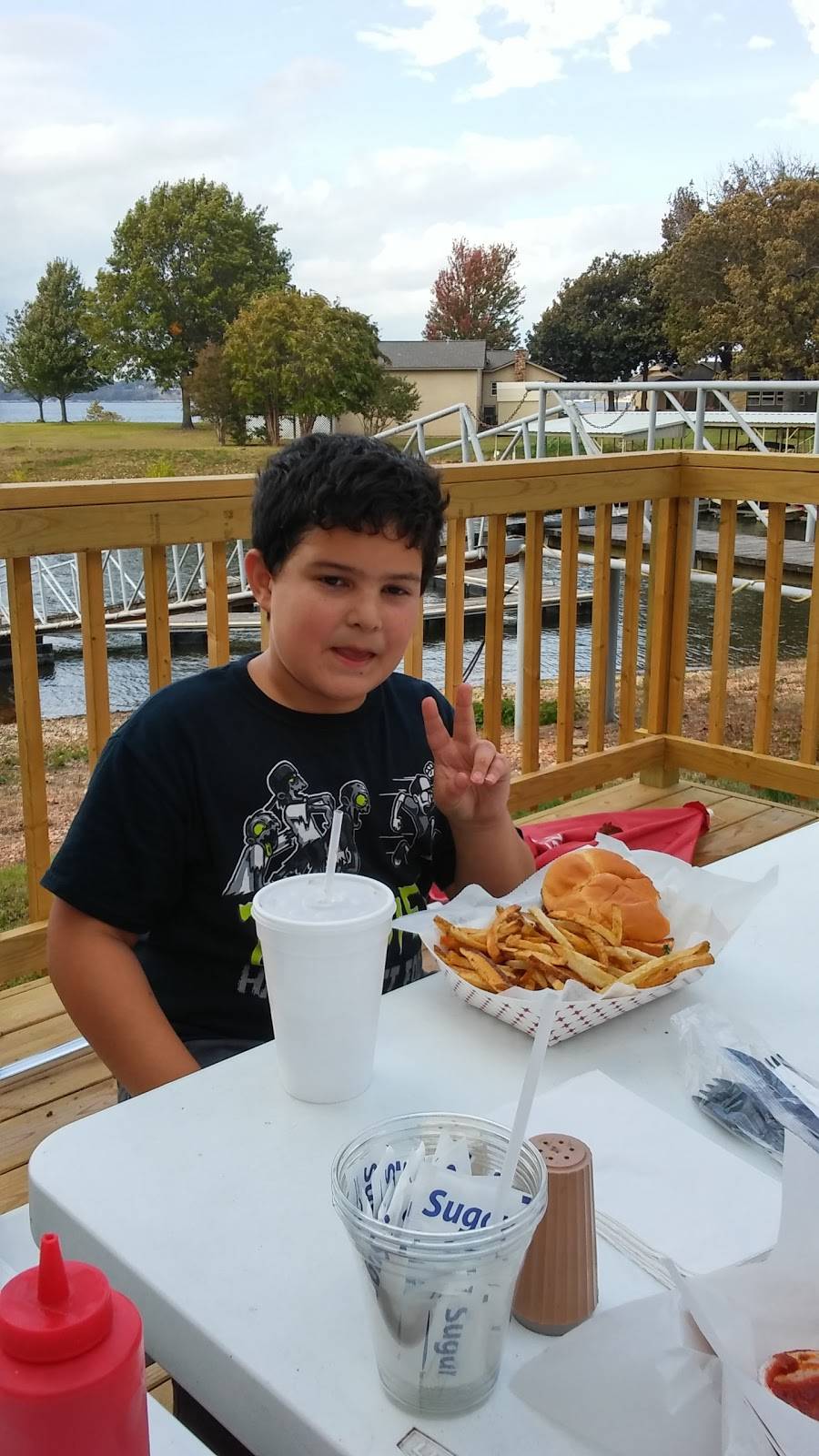 Mooneys Sunset Bar & Grill | restaurant | 320 Lake Front St, Disney, OK 74340, USA | 9184355200 OR +1 918-435-5200