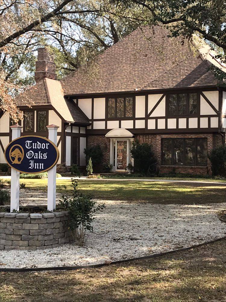 Tudor Oaks Inn | restaurant | 104 Legend Oaks Way, Summerville, SC 29485, USA | 8439005024 OR +1 843-900-5024