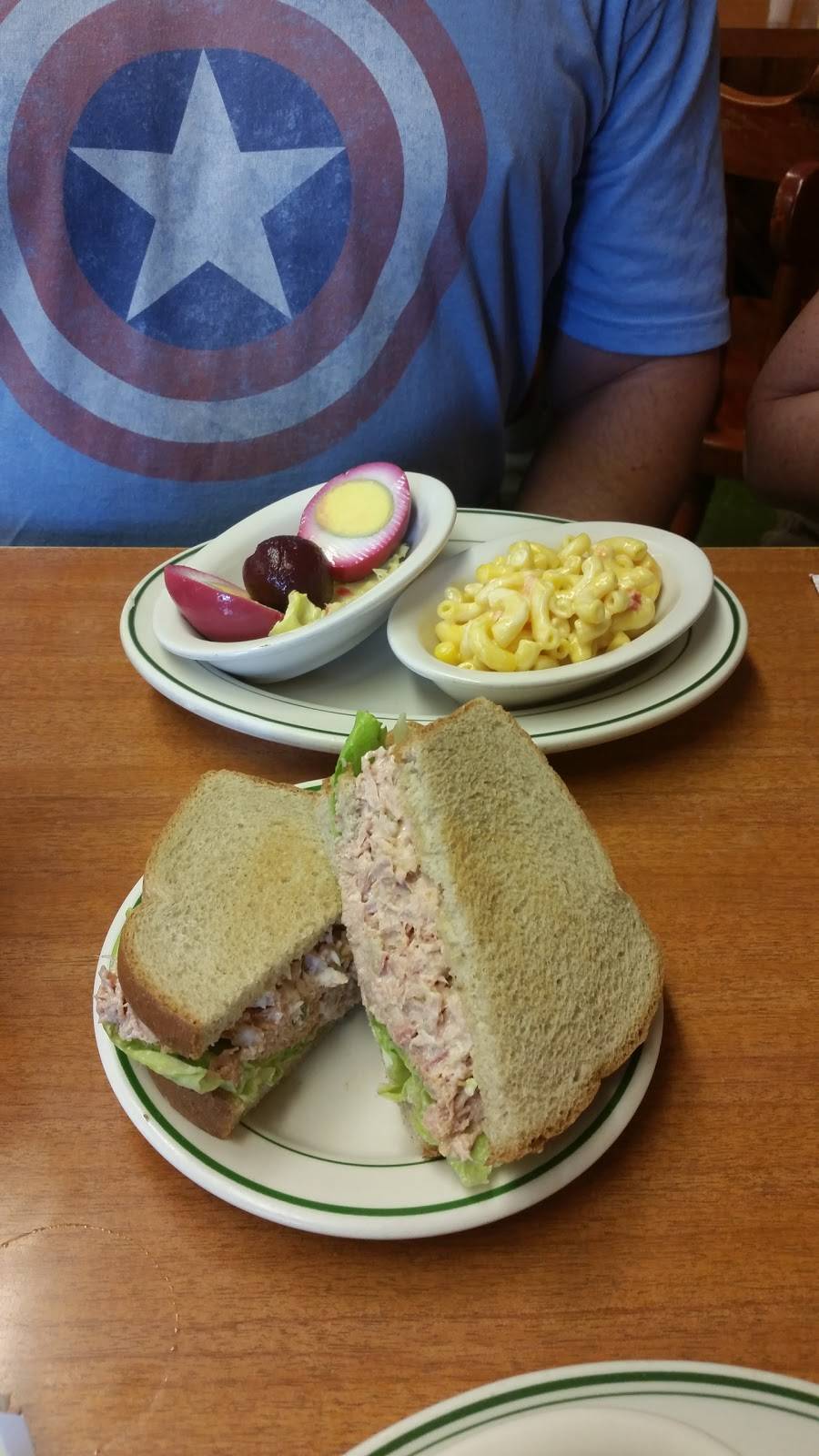 Town Hall Restaurant | restaurant | 4315 Division Hwy, East Earl, PA 17519, USA | 7173544056 OR +1 717-354-4056