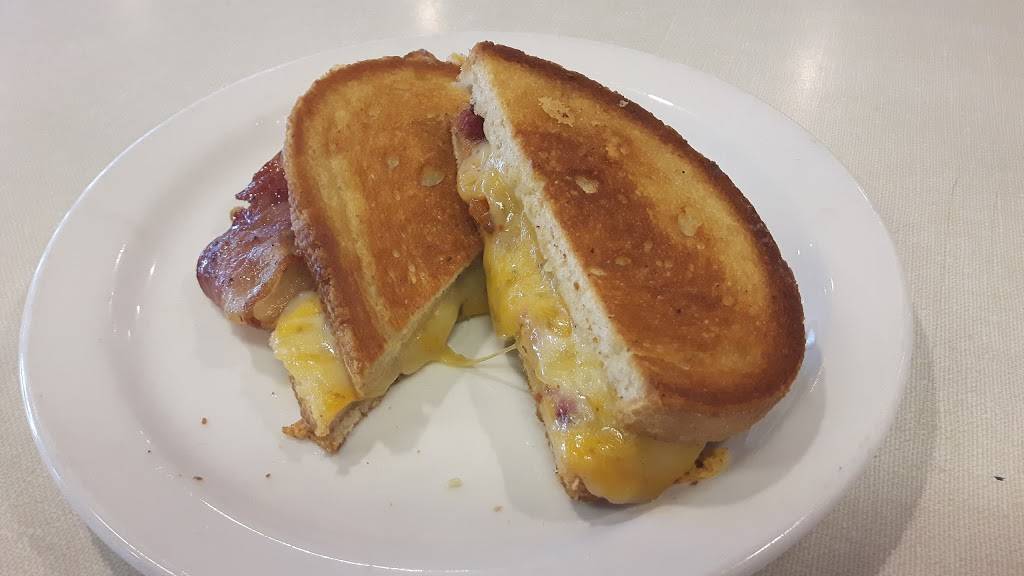 Bullseye Family Restaurant | restaurant | 125 Stewart Blvd, Brockville, ON K6V 4W4, Canada | 6133455733 OR +1 613-345-5733