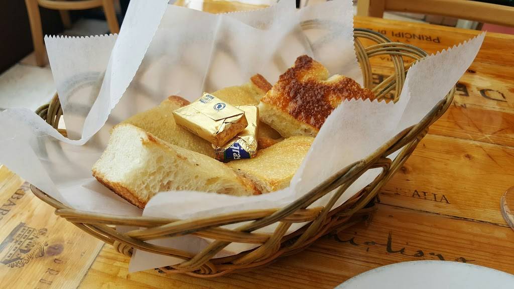 Sacs Place | restaurant | 2541 Broadway, Queens, NY 11106, USA | 7182045002 OR +1 718-204-5002