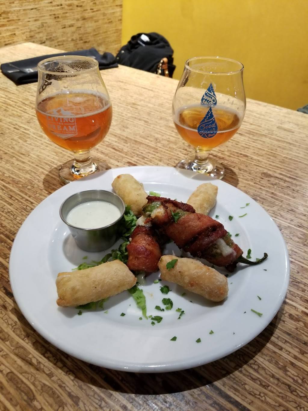 Old Blinking Light | restaurant | 9344 Dorchester St, Highlands Ranch, CO 80129, USA | 3033469797 OR +1 303-346-9797