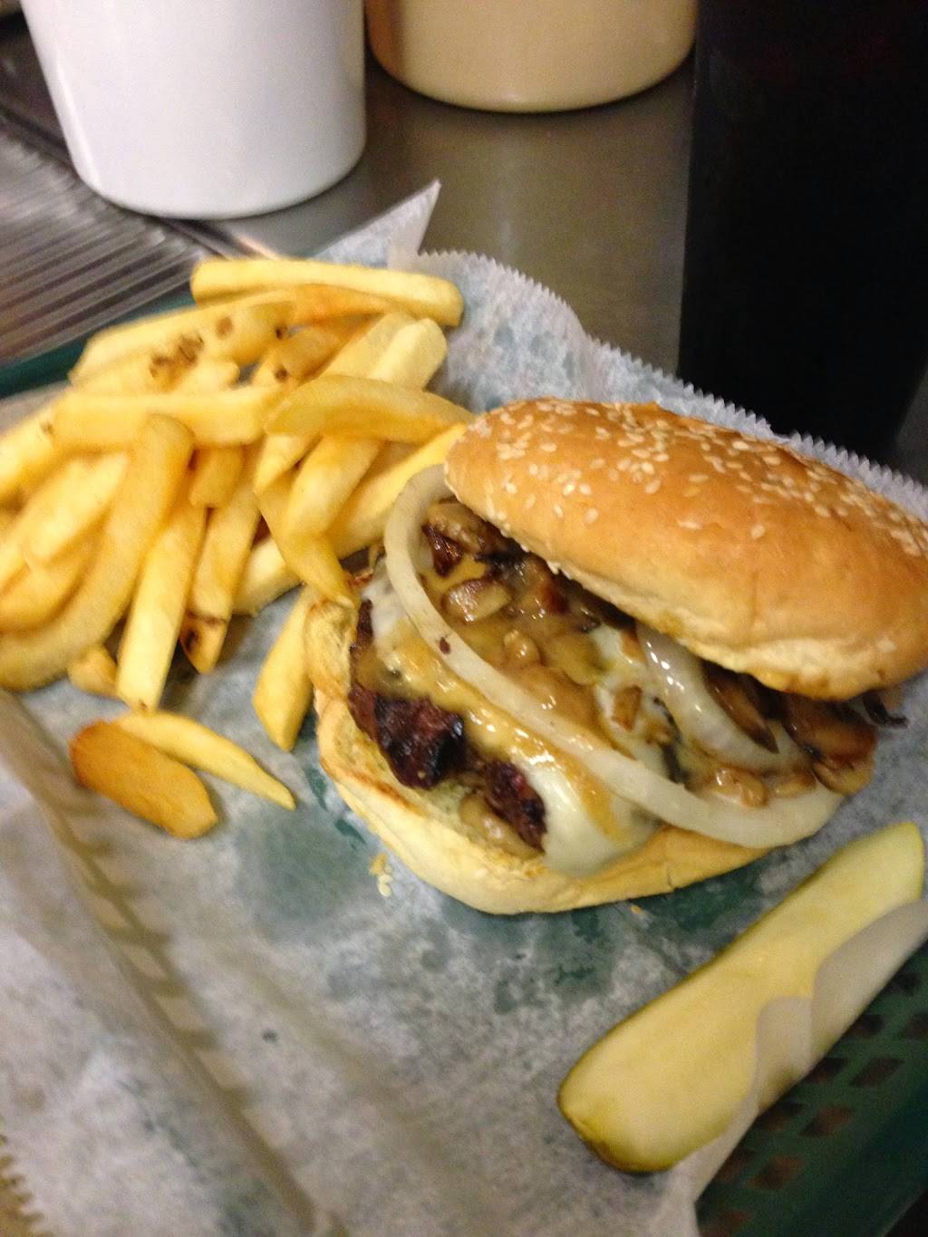 Hooligans Food & Spirits | restaurant | 3022 N Water St, Bay City, MI 48708, USA | 9898942938 OR +1 989-894-2938