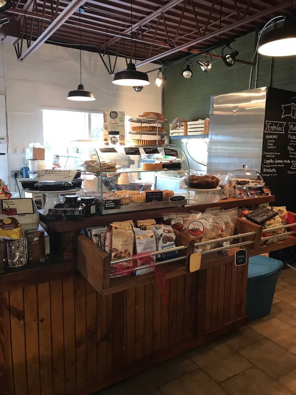 Le Rouge Tomate | restaurant | 7 Avenue de lÉglise, Saint-Sauveur, QC J0R 1R0, Canada | 4502273883 OR +1 450-227-3883