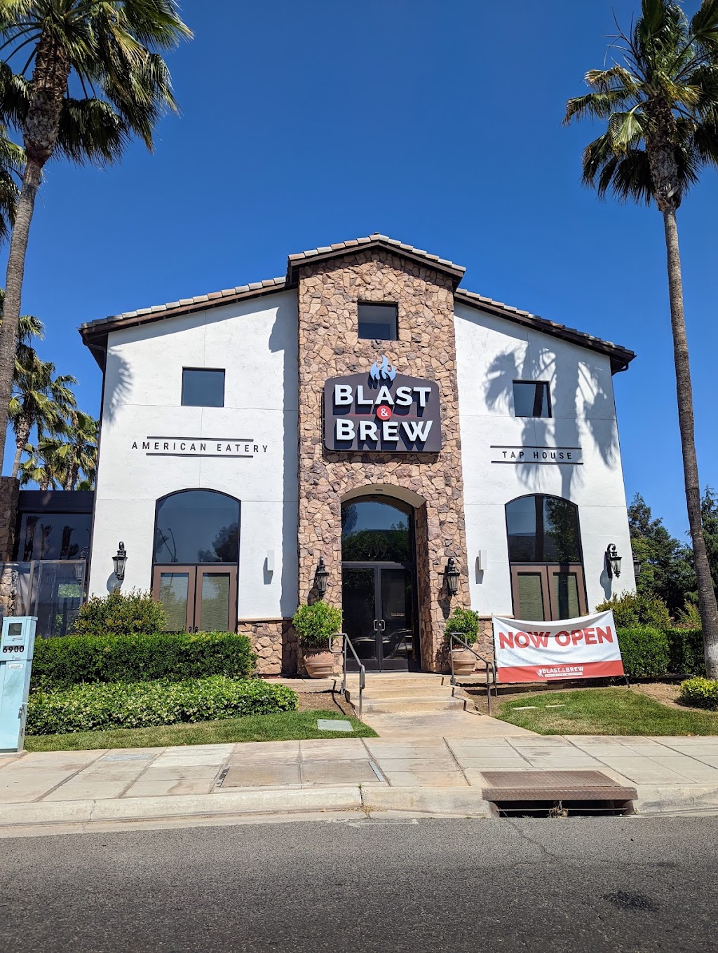 Blast & Brew | restaurant | 799 W Palmdon Dr, Fresno, CA 93704, USA | 5592297263 OR +1 559-229-7263
