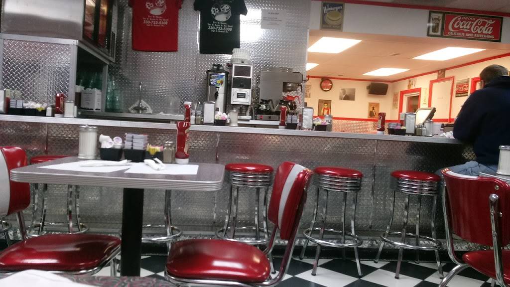 The Lamp Post | restaurant | 2146 E Market St, Akron, OH 44312, USA | 3307335308 OR +1 330-733-5308