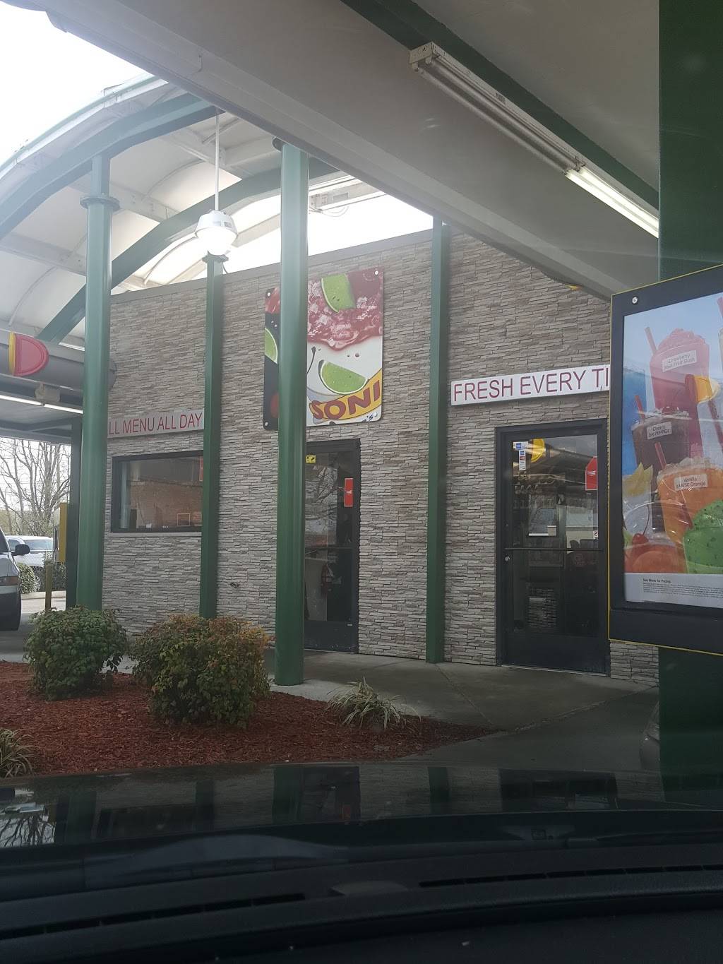 Sonic Drive-In | restaurant | 624 Hillsboro Blvd, Manchester, TN 37355, USA | 9317231362 OR +1 931-723-1362