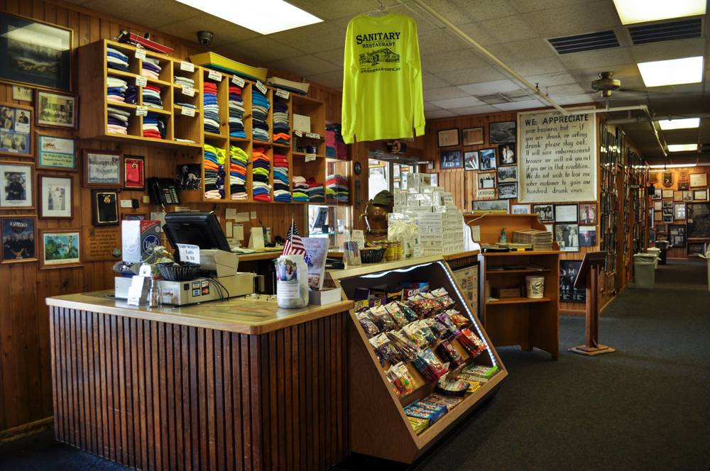 Sanitary Fish Market and Restaurant | restaurant | 501 Evans St, Morehead City, NC 28557, USA | 2522473111 OR +1 252-247-3111