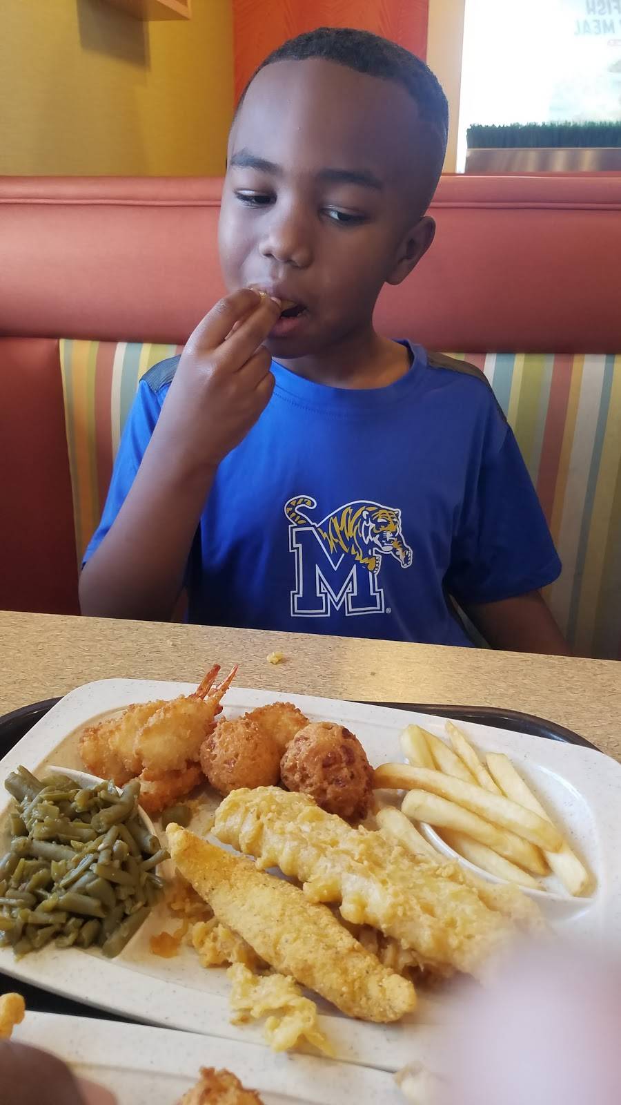 Captain Ds | restaurant | 1665 Sycamore View Rd, Memphis, TN 38134, USA | 9013804355 OR +1 901-380-4355