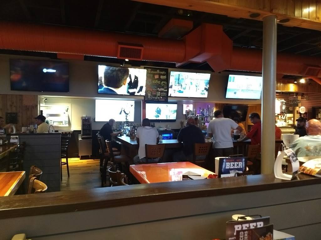 Hooters | restaurant | 205 W Day Rd, Mishawaka, IN 46545, USA | 5742525432 OR +1 574-252-5432