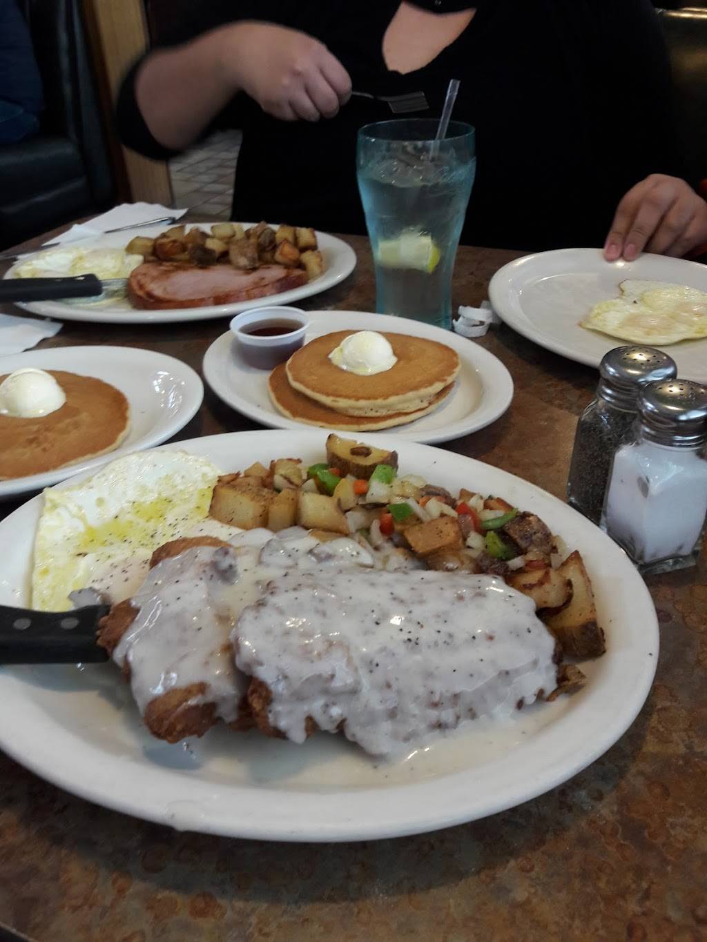 Perkos Cafe | restaurant | 151 N Walnut Rd, Turlock, CA 95380, USA | 2096649711 OR +1 209-664-9711