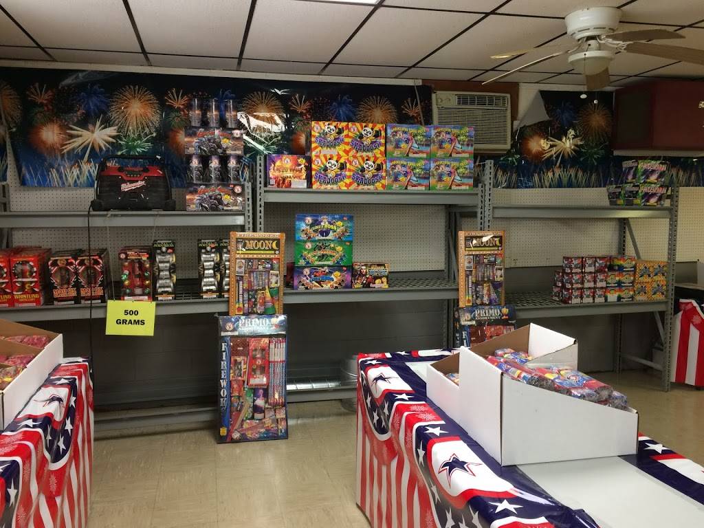Z-7 Discount Fireworks | restaurant | 11125 N, MO-7, Climax Springs, MO 65324, USA | 5733472373 OR +1 573-347-2373