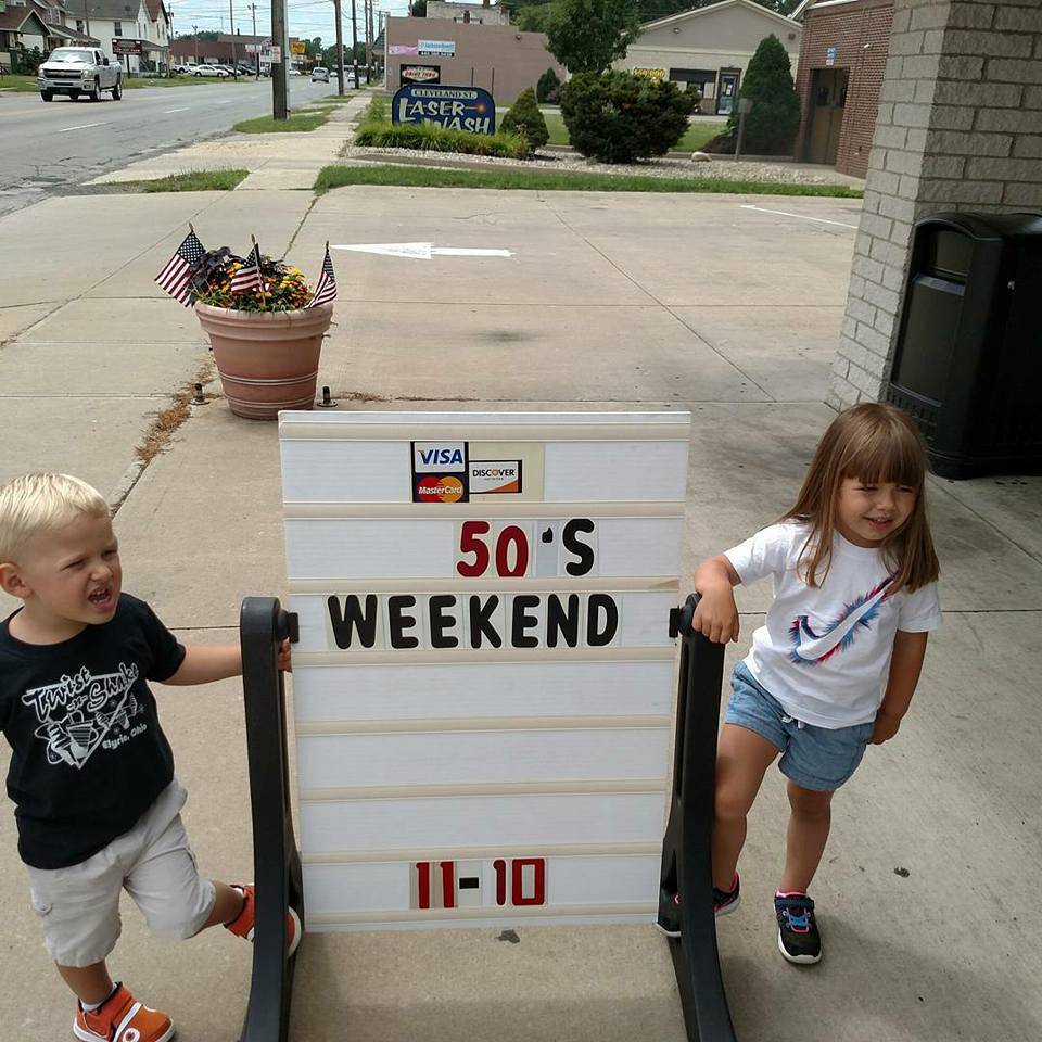 Twist-n-Shake | restaurant | 230 Cleveland St, Elyria, OH 44035, USA | 4403652550 OR +1 440-365-2550