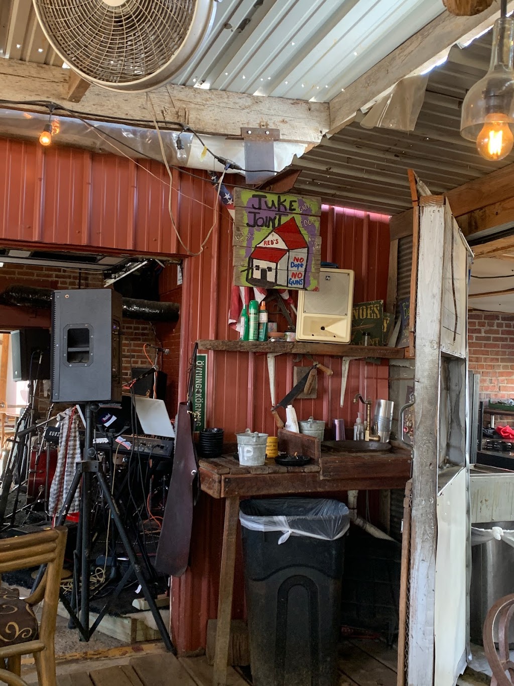 Reds Blues and Bbq | restaurant | 646 E Service Dr, Coldwater, MS 38618, USA | 6016678041 OR +1 601-667-8041