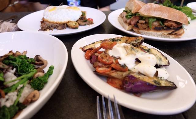 LIC Market | restaurant | 21-52 44th Dr, Long Island City, NY 11101, USA | 7183610013 OR +1 718-361-0013